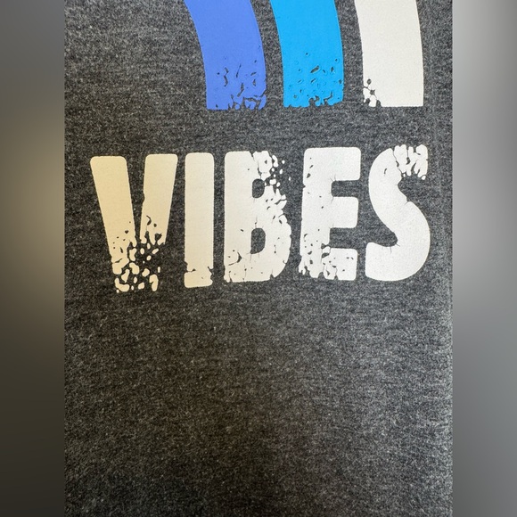 Gray Long Sleeve Shirt with "GOOD VIBES" Blue Rainbow Graphics Women's Medium M - Picture 5 of 10